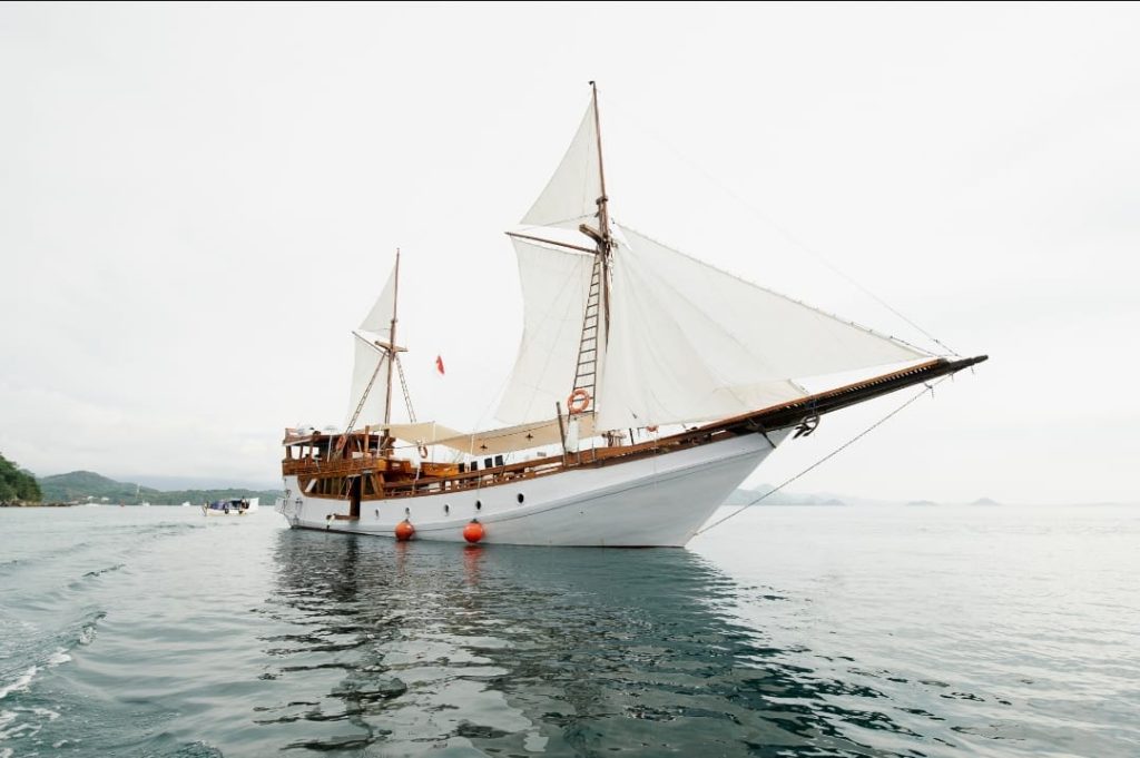 sewa kapal labuan bajo deluxe