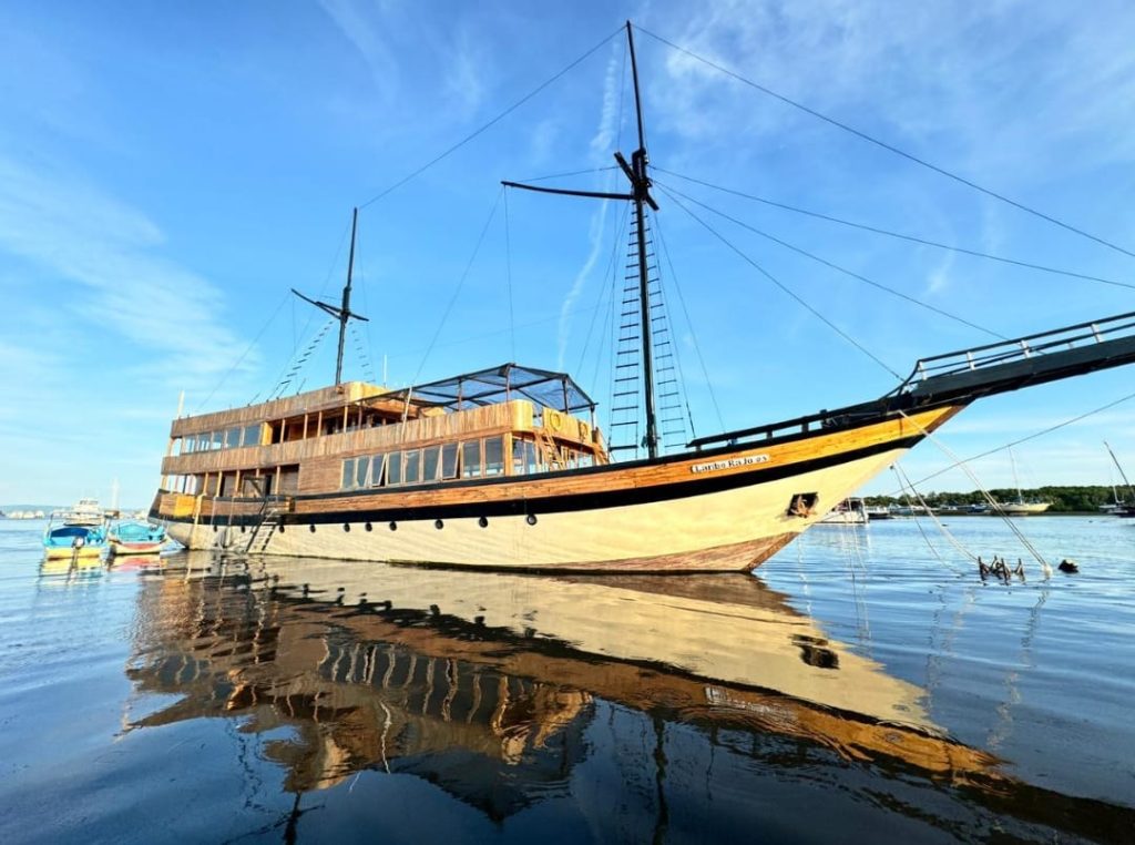 sewa kapal labuan bajo luxury
