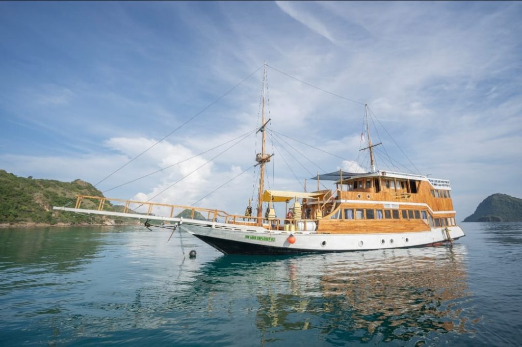 sewa kapal labuan bajo standart