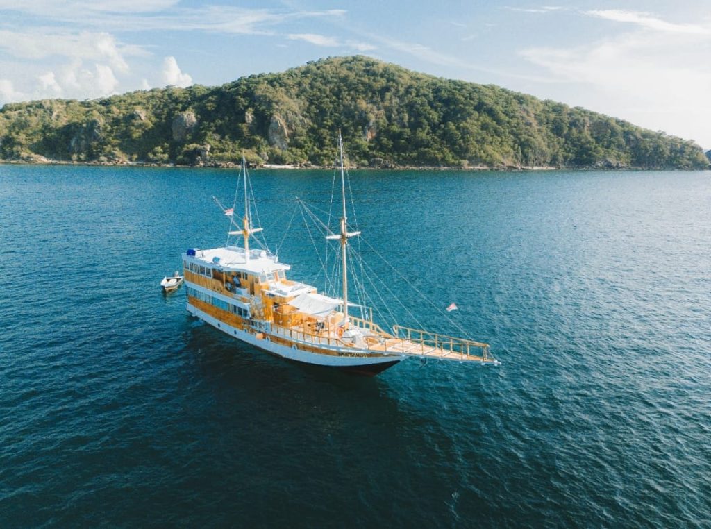 sewa kapal labuan bajo superior
