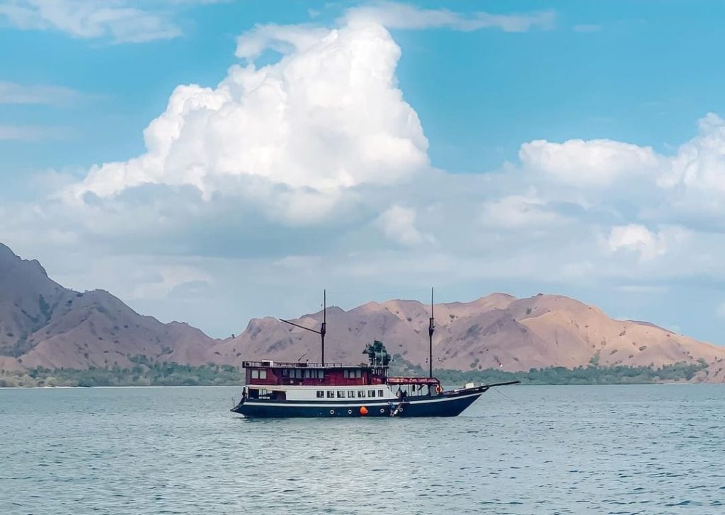 sewa kapal labuan bajo