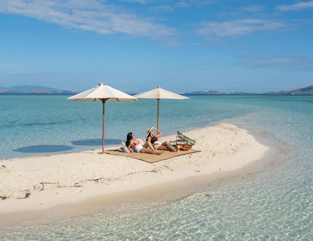 pulau taka makassar labuan bajo dengan pasir putih dan air laut jernih