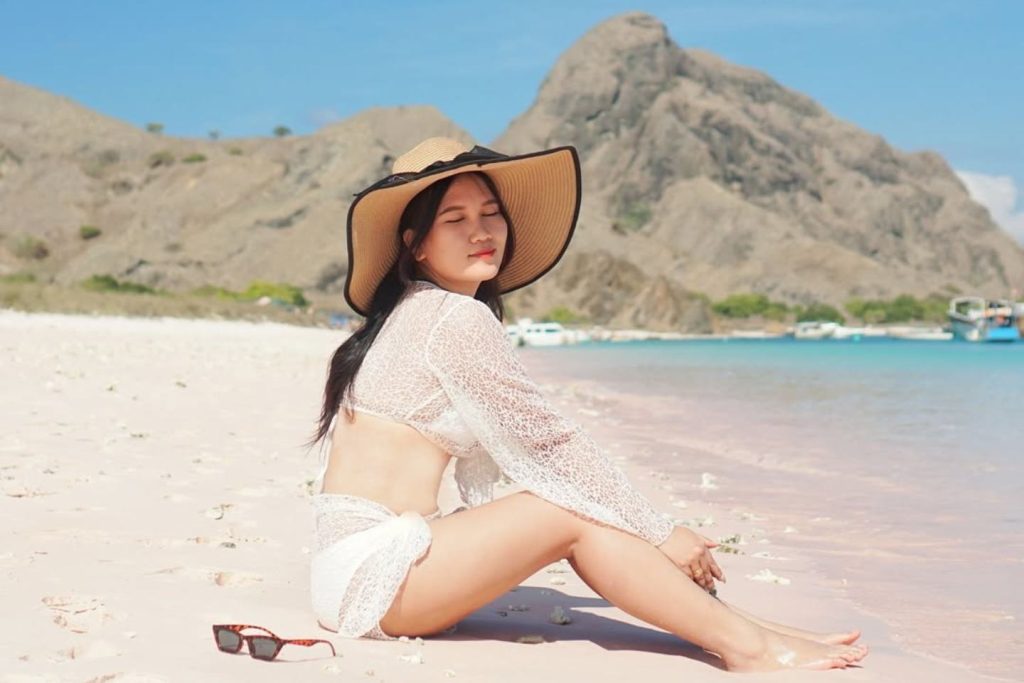 pink beach labuan bajo